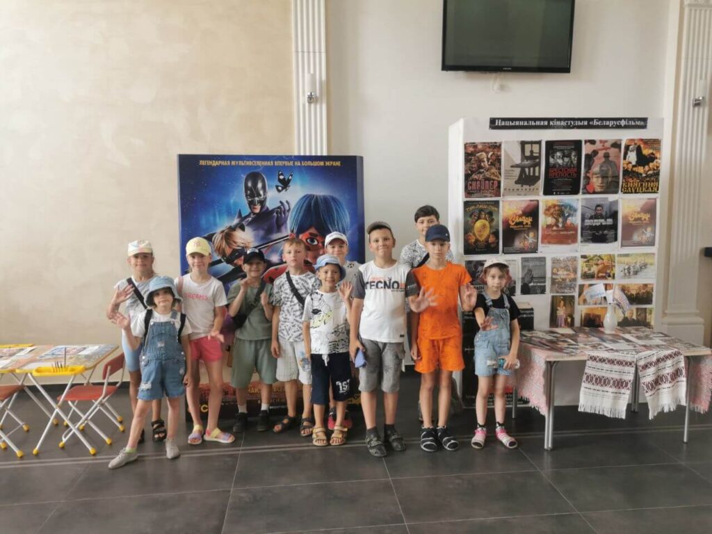 Дети в кинотеатре Мир